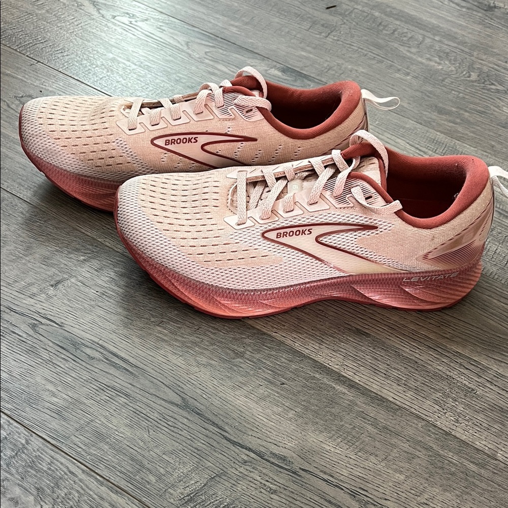 Brooks Levitate 6 size Women 8.5